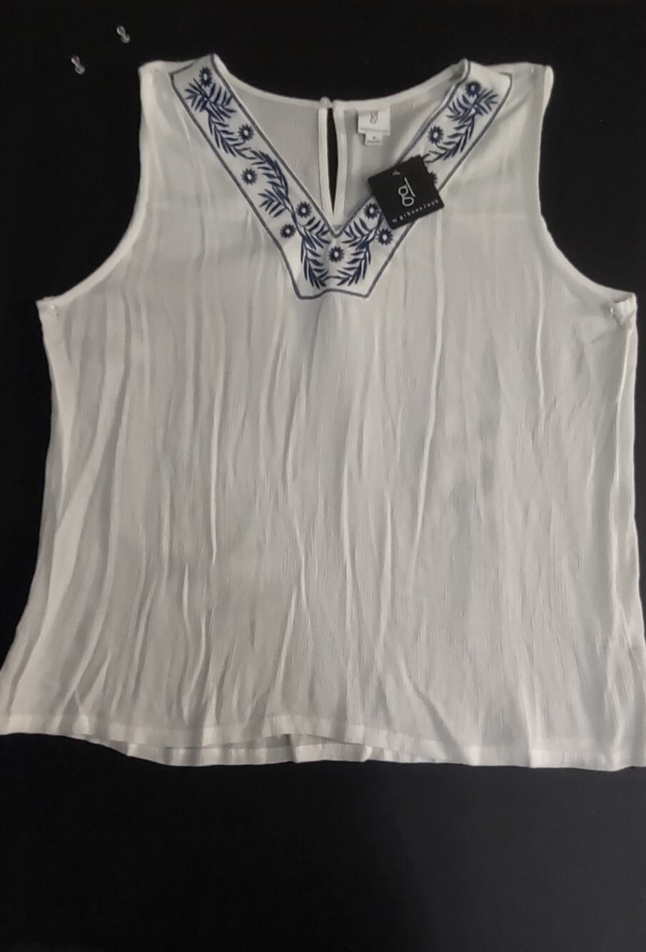 Gibsonlook NWT XL Sleeveless Blouse White With Blue Embroidered Design Retail$58